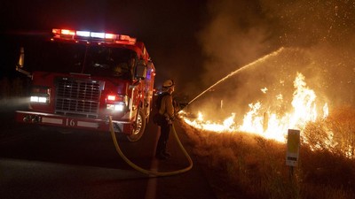 Potret Ngeri Api Kebakaran Hutan Membara di California Selatan