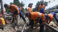 Perawatan juga dilakukan mengingat padatnya frekuensi perjalanan moda transportasi KRL Jabodetabek di relasi Manggarai-Tanah Abang.