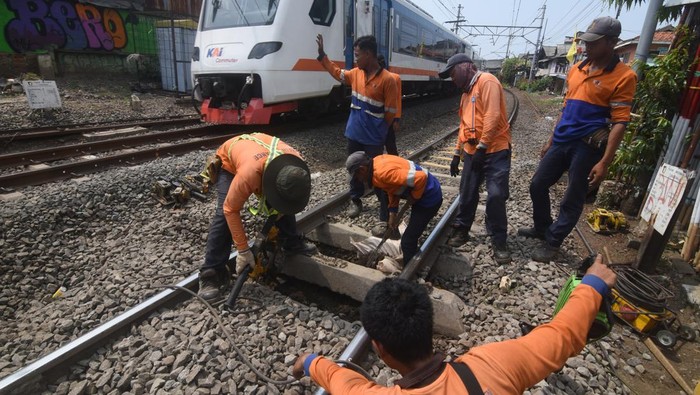Potret Perawatan Jalur Kereta Api Lintas Manggarai-Tanah Abang Petugas perawatan jalan rel PT KAI melakukan pemadatan pada bantalan rel kereta api di jalur relasi Manggarai-Tanah Abang, Menteng, Jakarta, Senin (17/7/2023). Perawatan jalur kereta api itu rutin dilakukan untuk menjaga keamanan dan kenyamanan penumpang mengingat padatnya frekuensi perjalanan moda transportasi KRL Jabodetabek di relasi Manggarai-Tanah Abang. ANTARA FOTO/Indrianto Eko Suwarso/nym.