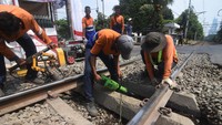 Perawatan jalur kereta api itu rutin dilakukan untuk menjaga keamanan dan kenyamanan penumpang. 