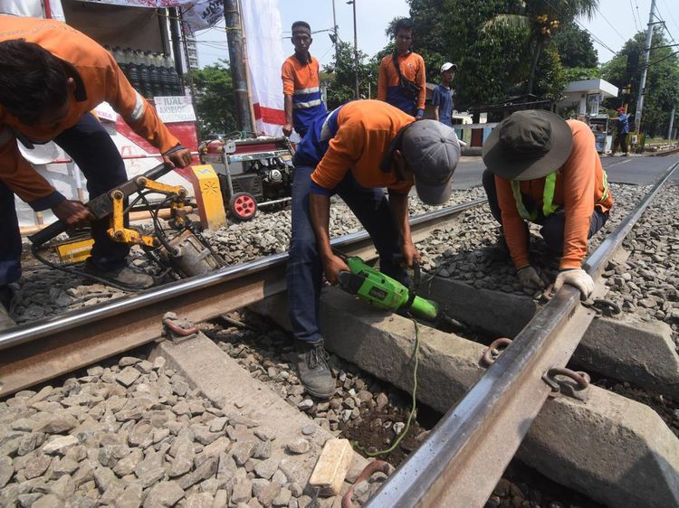 Potret Perawatan Jalur Kereta Api Lintas Manggarai-Tanah Abang