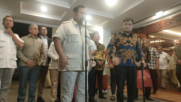 Prabowo Subianto dan Budiman Sudjatmiko setelah melakukan pertemuan.