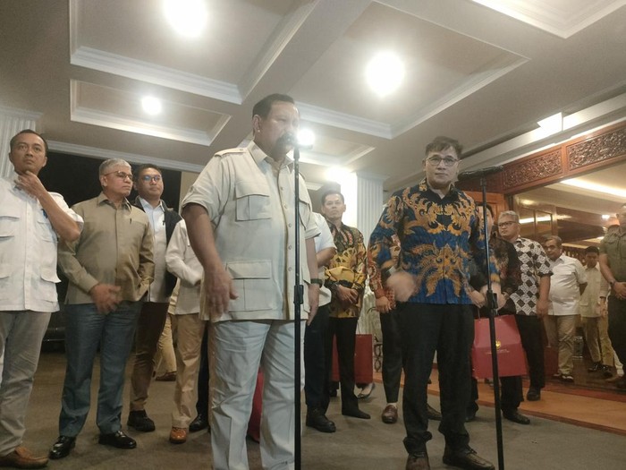 Prabowo Subianto dan Budiman Sudjatmiko setelah melakukan pertemuan.