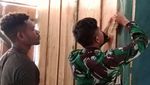 Prajurit TNI Bantu Terangi Rumah Warga di Papua