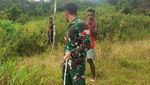 Prajurit TNI Bantu Terangi Rumah Warga di Papua