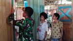 Prajurit TNI Bantu Terangi Rumah Warga di Papua