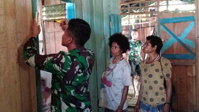 Prajurit TNI Bantu Terangi Rumah Warga di Papua