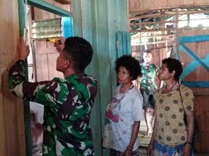 Prajurit TNI Bantu Terangi Rumah Warga di Papua