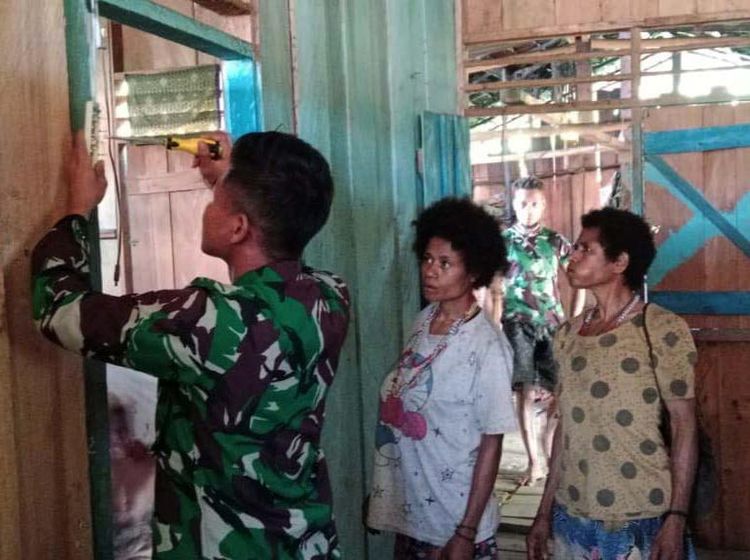 Prajurit TNI Bantu Terangi Rumah Warga di Papua