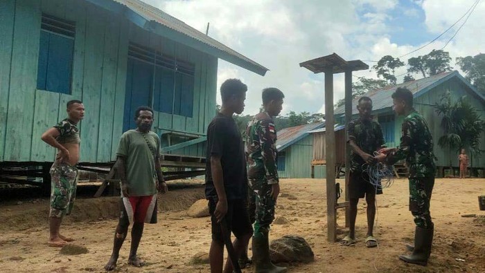 Prajurit TNI Bantu Terangi Rumah Warga Papua Warga pedalaman Papua sangat membutuhkan penerangan listrik. Prajurit TNI pun datang membantu dengan memasang instalasi listrik di rumah warga.