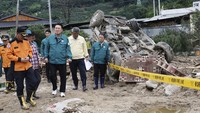 Presiden Korea Selatan Yoon Suk Yeol (ketiga dari kanan), melihat sekeliling area yang rusak akibat banjir di Yecheon, Korea Selatan, Senin (17/7/2023). AP/Jin Sung-chul