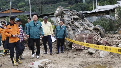 Presiden Korsel Tinjau Lokasi Terdampak Banjir yang Tewaskan Puluhan Jiwa