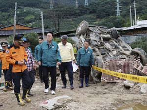 Presiden Korsel Tinjau Lokasi Terdampak Banjir yang Tewaskan Puluhan Jiwa