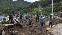 Ratusan pekerja darurat, tentara dan polisi dikerahkan untuk mencari korban yang selamat di kota tenggara Yecheon, di mana sedikitnya sembilan orang tewas dan delapan lainnya dinyatakan hilang setelah tanah longsor menghancurkan rumah-rumah dan membuat jalan melengkung, kata kantor kabupaten. AP/Kim Dong-min  