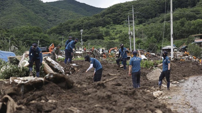 Presiden Korsel Tinjau Lokasi Terdampak Banjir yang Tewaskan Puluhan Jiwa Rescue workers search for people at houses collapsed after a landslide caused by heavy rain in Yecheon, South Korea, Monday, July 17, 2023. Heavy downpours lashed South Korea for a ninth day on Monday as rescue workers struggled to search for survivors in landslides, buckled homes and swamped vehicles in the most destructive storm to hit the country this year. (Kim Dong-min/Yonhap via AP)