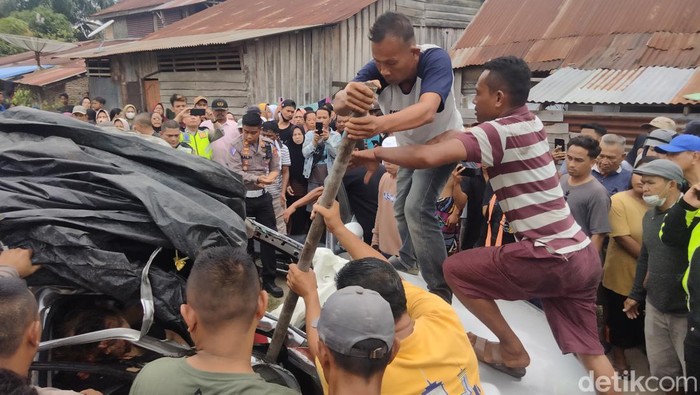 Proses evakuasi korban tewas akibat tabrakan kereta api vs mobil di Kisaran, Asahan.