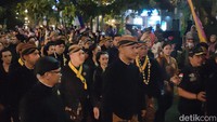 Terpopuler: Pria Berkebaya Saat Kirab 1 Suro, Mangkunegaran Tidak Beri Izin