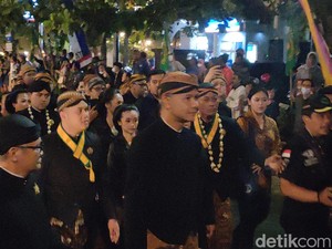 Terpopuler: Pria Berkebaya Saat Kirab 1 Suro, Mangkunegaran Tidak Beri Izin