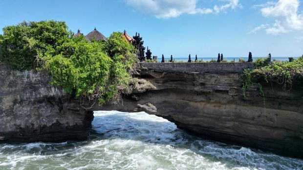 Pura Batu Bolong di sebelah barat Pura Luhur Tanah Lot. (istimewa)
