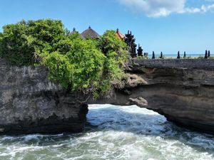 10 Titik Keretakan di Tebing Pura Batu Bolong Tanah Lot, Turis Dibatasi