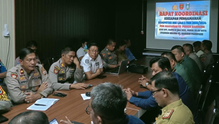 Rapat koordinasi kesiapan pengamanan laga PSM Makassar kontra Persib.