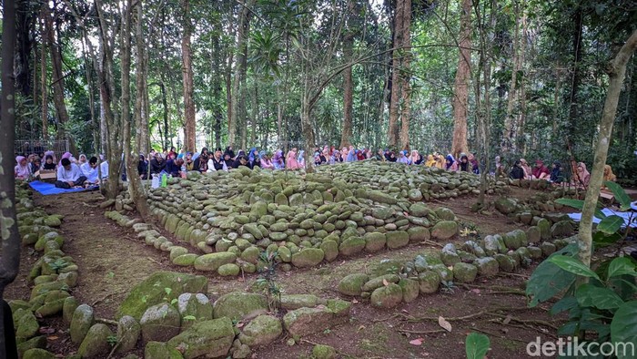 Ratusan warga Linggasari Ciamis mengikuti Tradisi Tawasul dalam rangka menyambut tahun baru hijriah.