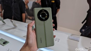 Berbeda dengan model Pro, kedua varian Realme 11 Pro+ sama-sama memiliki lapisan ala kulit berkat Premium Lychee Vegan Leather. Foto: Virgina Maulita Putri/detikINET