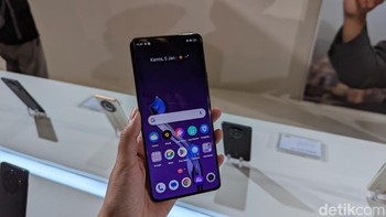 Realme 11 Pro menggunakan layar OLED berukuran 6,7 inch dengan resolusi FHD+ dan refresh rate 120Hz. Desain layarnya dibuat melengkung ala ponsel flagship premium. Foto: Virgina Maulita Putri/detikINET