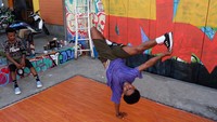 Keladi Bete atau Kelas Edukasi Belajar Terbuka itu mengajarkan kelas Rap, tarian dan Grafiti.