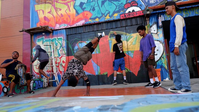 Remaja Papua Adu Kreatif di Kelas Edukasi Belajar Terbuka Sejumlah remaja menari hip hop saat kelas belajar terbuka di Rum Fararur Space, Kotaraja, Kota Jayapura, Papua, Selasa (18/7/2023). Keladi Bete atau Kelas Edukasi Belajar Terbuka yang mengajarkan kelas Rap, tarian dan Grafiti tersebut bertujuan untuk mengembangkan kreativitas anak-anak muda di Papua. ANTARA FOTO/Sakti Karuru/foc.