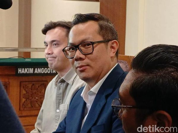 Senyum Rendy Kjaernett-Lady Nayoan Kala Hadiri Sidang Cerai Perdana