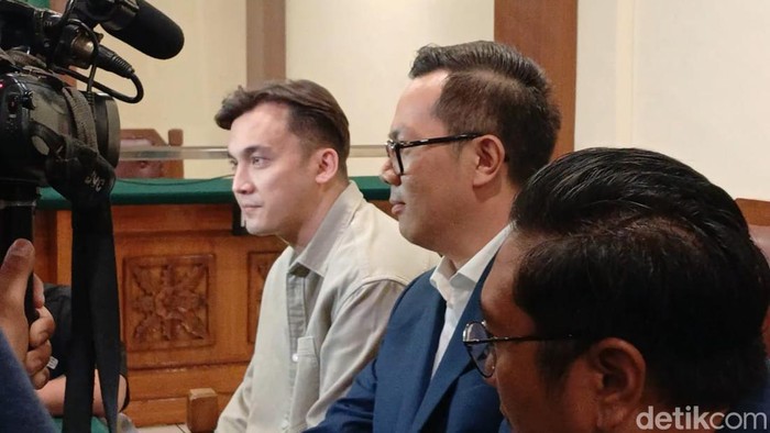 Lady Nayoan dan Rendy Kjaernett hadiri sidang perdana cerai di Pengadilan Negeri Bekasi.