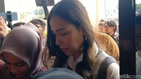 Setelah Rendy Kjaernett, tak lama Lady Nayoan tiba di Pengadilan Negeri Bekasi bersama tim kuasa hukumnya. Foto: Febri/detikHOT