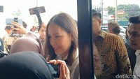 Lady Nayoan juga tampak tersenyum dan irit bicara. Foto: Febri/detikHOT