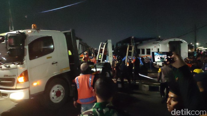 Ribuan warga memadati lokasi kecelakaan antara kereta api (KA) Brantas dengan truk trailer di Jalan Madukoro Raya, Selasa (18/7/2023).