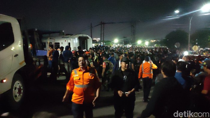 Ribuan warga memadati lokasi kecelakaan antara kereta api (KA) Brantas dengan truk trailer di Jalan Madukoro Raya, Selasa (18/7/2023).