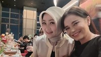 Rossa juga pernah menampilkan kedekatannya dengan Atalia Praratya, istri dari Ridwan Kamil. Mereka tampak akrab ketika makan malam bersama. Foto: Instagram @itsrossa19
