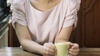 Penyanyi yang dekat dengan Afgan ini tampaknya memang hobi minum kopi. Ini momen lain saat dirinya menikmati secangkir cappuccino. Foto: Instagram @itsrossa19
