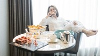 Rossa juga tampak santai menikmati sarapan di hotel. Menunya ada kopi dan aneka kue yang nikmat. Foto: Instagram @itsrossa19