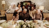 Ini momen Rossa dengan keluarga besarnya. Mereka tampak menikmati makan malam bersama dengan suasana yang hangat. Foto: Instagram @itsrossa19