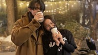 Rossa dan anaknya sempat menghabiskan liburan bersama di Korea. Mereka menikmati kopi hangat dari Cafe Kitsune. Foto: Instagram @itsrossa19