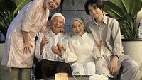 Kalau ini momen lebaran Rossa bersama anak dan orang tuanya. Mereka berpose di depan buah segar, ada anggur muscat dan apel. Foto: Instagram @itsrossa19