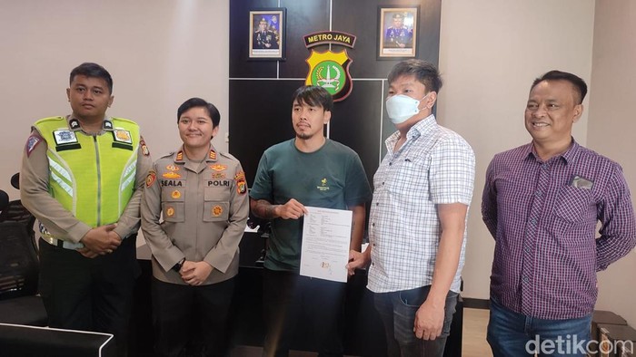 Rudy Golden Boy dan pemobil arogan akhirnya bertemu di Polsek Pagedangan.