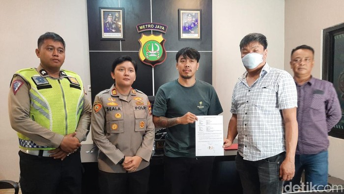 Rudy Golden Boy dan pemobil arogan akhirnya bertemu di Polsek Pagedangan.