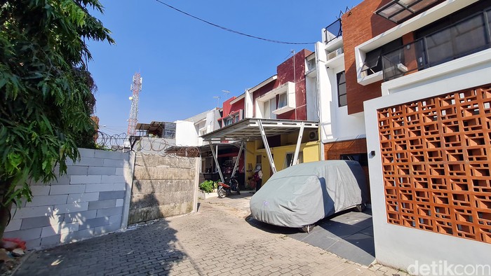 Penampakan rumah yang jalannya ditembok karena sengketa di Perumahan Green Village, Bekasi Utara, Kota Bekasi, Jawa Barat, Selasa (18/7/2023). Jalan ini ditembok alasannya, karena lahan yang digunakan pengembang dimiliki oleh orang lain. Adapun pengembang atau developer perumahan tersebut adalah PT Suryatama Mitra Persada yang kini disebut hilang bak ditelan bumi.