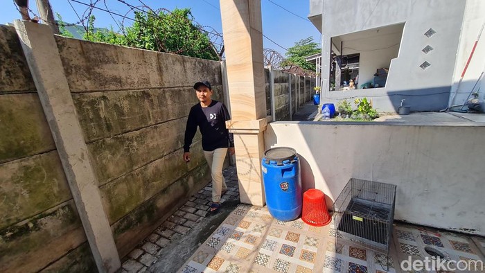 Penampakan rumah yang jalannya ditembok karena sengketa di Perumahan Green Village, Bekasi Utara, Kota Bekasi, Jawa Barat, Selasa (18/7/2023). Jalan ini ditembok alasannya, karena lahan yang digunakan pengembang dimiliki oleh orang lain. Adapun pengembang atau developer perumahan tersebut adalah PT Suryatama Mitra Persada yang kini disebut hilang bak ditelan bumi.