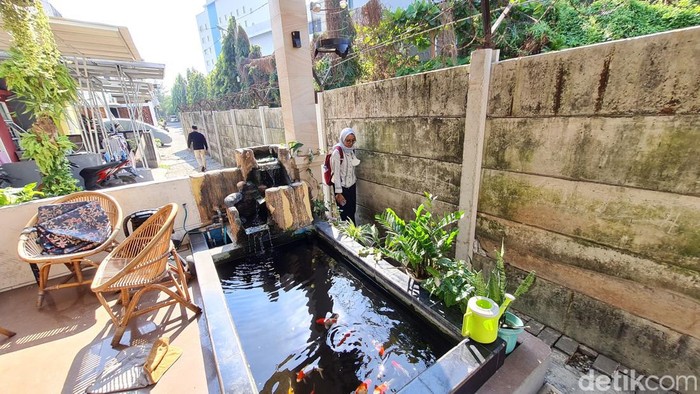Penampakan rumah yang jalannya ditembok karena sengketa di Perumahan Green Village, Bekasi Utara, Kota Bekasi, Jawa Barat, Selasa (18/7/2023). Jalan ini ditembok alasannya, karena lahan yang digunakan pengembang dimiliki oleh orang lain. Adapun pengembang atau developer perumahan tersebut adalah PT Suryatama Mitra Persada yang kini disebut hilang bak ditelan bumi.