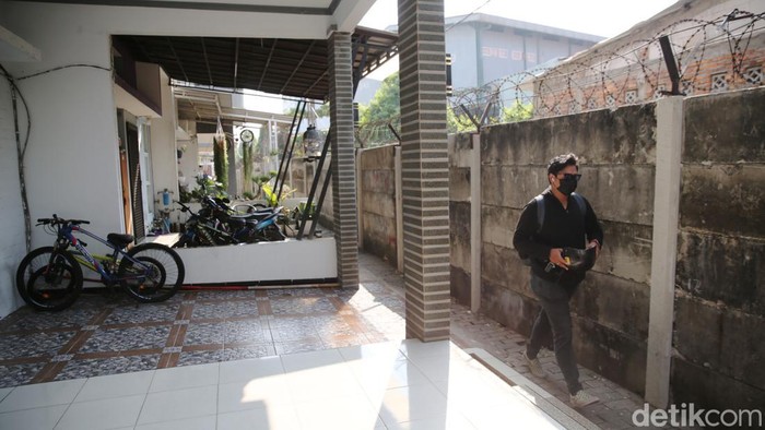 Penampakan rumah yang jalannya ditembok karena sengketa di Perumahan Green Village, Bekasi Utara, Kota Bekasi, Jawa Barat, Selasa (18/7/2023). Jalan ini ditembok alasannya, karena lahan yang digunakan pengembang dimiliki oleh orang lain. Adapun pengembang atau developer perumahan tersebut adalah PT Suryatama Mitra Persada yang kini disebut hilang bak ditelan bumi.