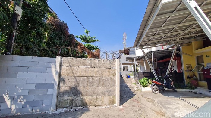 Penampakan rumah yang jalannya ditembok karena sengketa di Perumahan Green Village, Bekasi Utara, Kota Bekasi, Jawa Barat, Selasa (18/7/2023). Jalan ini ditembok alasannya, karena lahan yang digunakan pengembang dimiliki oleh orang lain. Adapun pengembang atau developer perumahan tersebut adalah PT Suryatama Mitra Persada yang kini disebut hilang bak ditelan bumi.