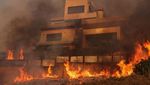 Rumah-rumah Mewah di Yunani Dilalap Kobaran Api Kebakaran Hutan